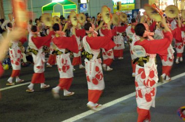 Japonya 'daki Hanagasa Festivali' nde güzel dansçılar sahne alacak.