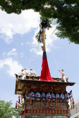  Gion Matsuri festivali ve Kyoto 'daki mavi gökyüzü için dev hoko şamandırası. 