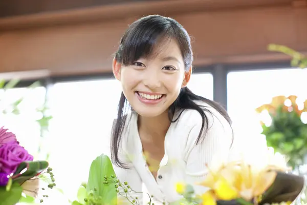 Krásná Japonská Žena Květinami Květinářství — Stock fotografie