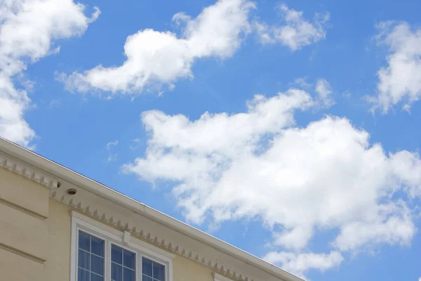 Gebäude Auf Einem Hintergrund Blauer Himmel Weiße Wolken — Stockfoto