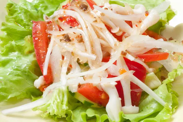 Marul, domates ve soğanlı taze salata, yakın plan.   