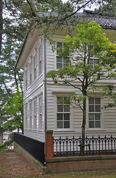 Eski Shirasaki Kliniği, Japonya Yazın