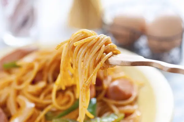 Spaghetti Pomidorem Bazylią Tle Zbliżenie — Zdjęcie stockowe