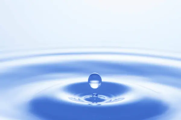 Голубая Капля Падающей Воды — стоковое фото