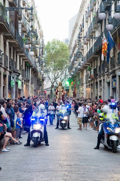 Obří Přehlídka Barceloně Národní Svátek Obřími Sochami Procházející Středověkým Městem — Stock fotografie