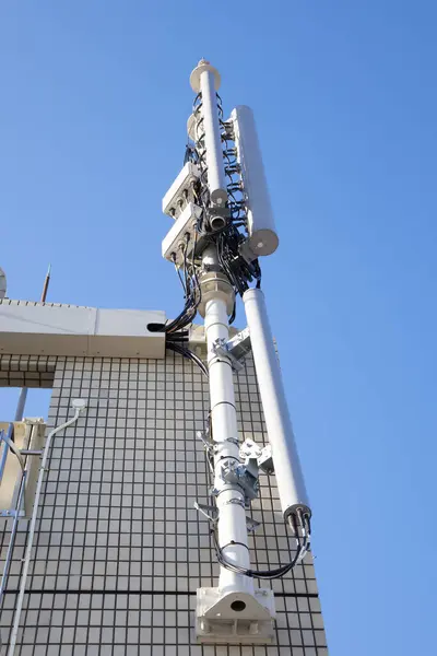 Torre Comunicación Con Cielo Azul Sobre Fondo —  Fotos de Stock