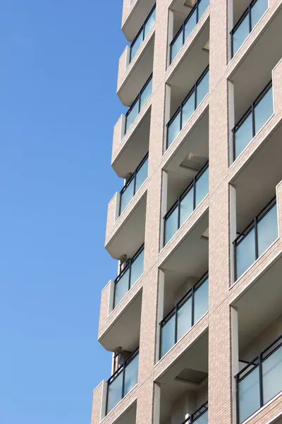 Güneşli bir günde modern konut binası