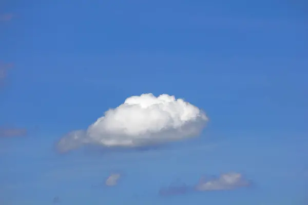 Nubes Esponjosas Blancas Cielo Azul — Foto de Stock