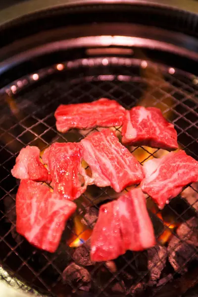 Cucinare Carne Una Griglia Nel Ristorante — Foto Stock