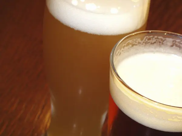 Biergläser Mit Weißem Schaum Auf Holztisch — Stockfoto
