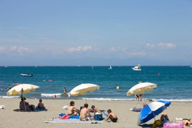 Hayama, Kanagawa Bölgesi, Japonya 'da turistlerin olduğu Morito Plajı