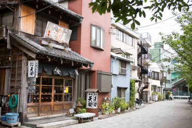 Japon köyündeki eski evlerin gündüz manzarası