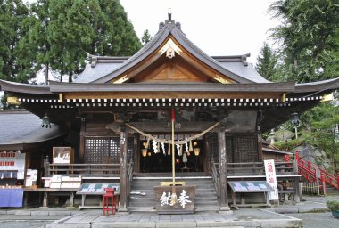 Eski güzel Japon tapınağının manzaralı görüntüleri.