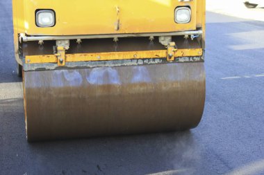 Asfalt yol yapımı için ağır makineler