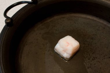 Tavada sığır eti yağı var. 