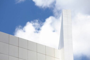 Şehirdeki modern binanın gökyüzüne karşı düşük açılı görüntüsü           