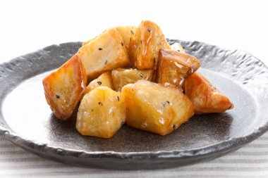 Susamlı fırında patates.