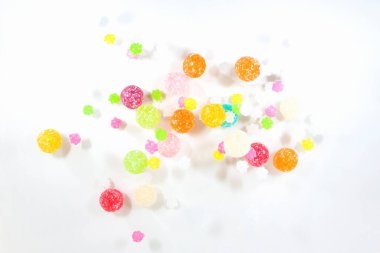 Beyaz arka plan üzerinde renkli tatlı şekerler 