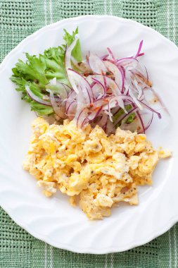 Tabakta lezzetli yumurta ve sebzeler..