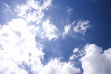 Mavi gökyüzü ve beyaz kabarık bulutlar arka plan