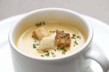 balkabağı çorbası ve kremalı ekmek..