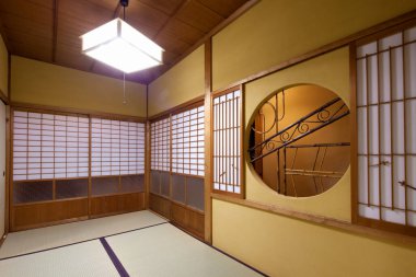 Asya şehrinde sürgülü kapısı olan bir oda.