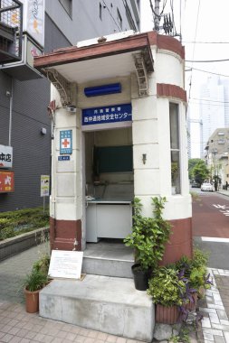 Şehir sokakları arasında küçük bir polis kulübesi.