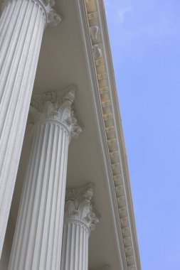Binanın beyaz sütunu ve mavi gökyüzü 