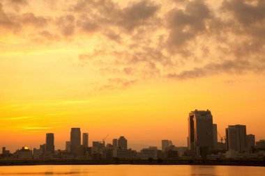 Günbatımında Umeda bölgesinde binalar, Osaka, Japonya 
