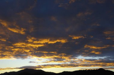 Carcassonne dağlarında gün batımı.
