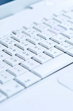 Beyaz arkaplanda bir bilgisayar klavyesini kapat