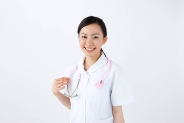 Stüdyoda çekilen genç bir doktorun portresi.