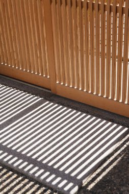 Eski Japon tapınağındaki güzel antika çitlerin yakın plan çekimi.