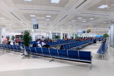 Modern havaalanı terminalinde bekleme alanı