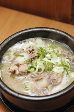 Arka planda lezzetli sığır kuyruğu çorbası, yakın plan.