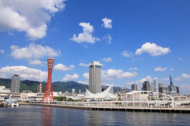 Osaka şehri mavi bulutlu gökyüzü altında, Japonya