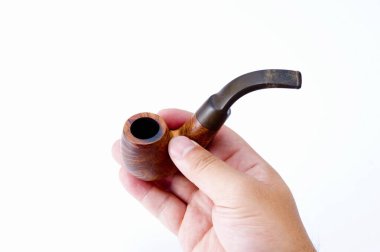 Beyaz arka planda elinde boru tutan adam, kapat.