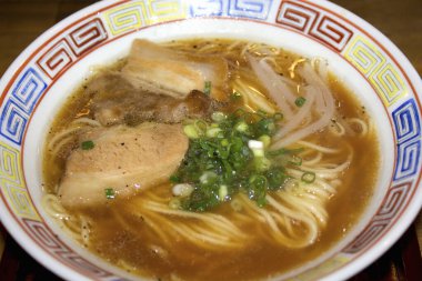 Lezzetli Asya eriştesi çorbası manzarası. 