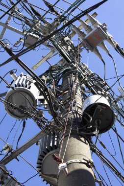 Arka planda mavi gökyüzünde elektrik direği, kapat