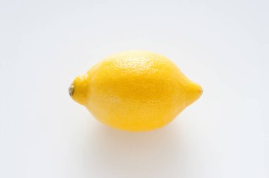 Beyaz arka planda sarı limon meyvesi