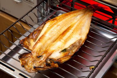 Fırında balık pişiriliyor.