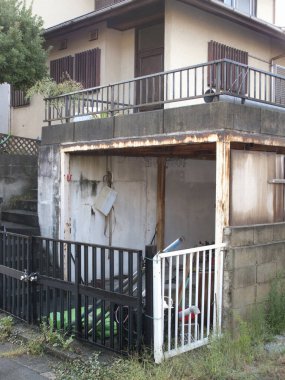 Paslı garajın dış tarafı konut evinin yanında.