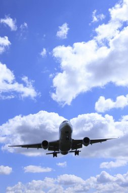 bulutlar ile uçan uçak