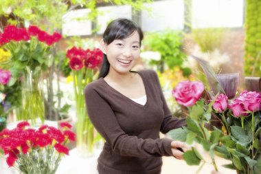 Çiçekçide çalışan Japon kadın çiçekçi..