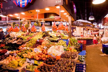 İspanya 'nın Barselona kentindeki La Boqueria Market' te canlı meyvelerle dolu bir tezgah.. 