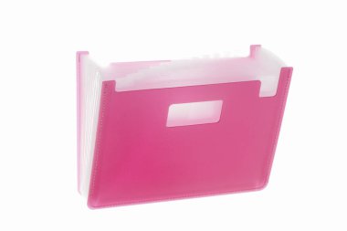 Beyaz arkaplanda kağıtları olan pembe plastik klasör        
