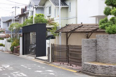 Yeşillikleri olan sessiz cadde boyunca modern evler