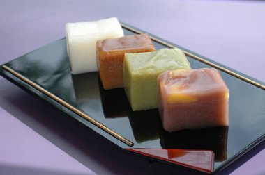 Tatlı Japon tatlıları tabakta, yakın çekim.
