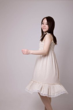 Güzel bir Japon genç kadının stüdyo portresi.