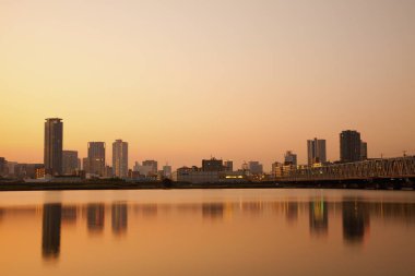 Günbatımında Umeda bölgesinde binalar, Osaka, Japonya 